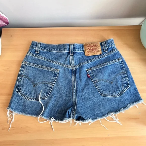 Levi’s Vintage 550 Relaxed Fit cut off shorts Size 33 - Picture 1 of 7